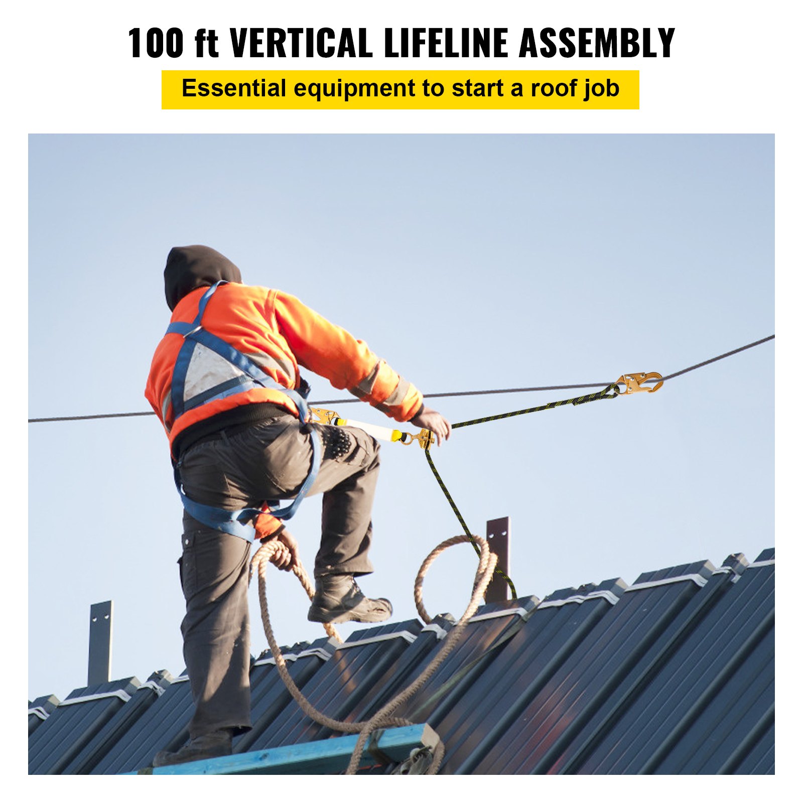 Trabajador que utiliza cuerda de protección contra caídas VEVOR para seguridad en techos con línea de vida vertical de 100 pies.