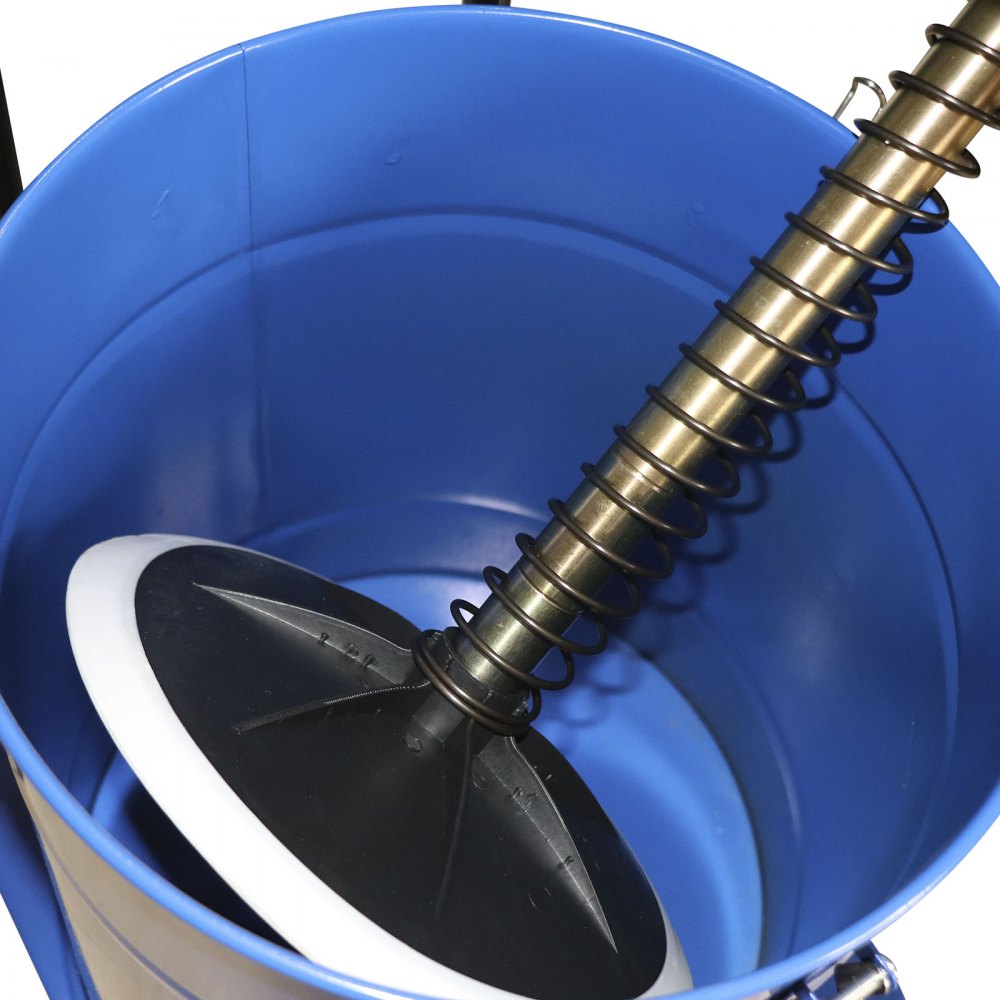 Bomba de grasa VEVOR con recipiente azul y mecanismo de resorte metálico.