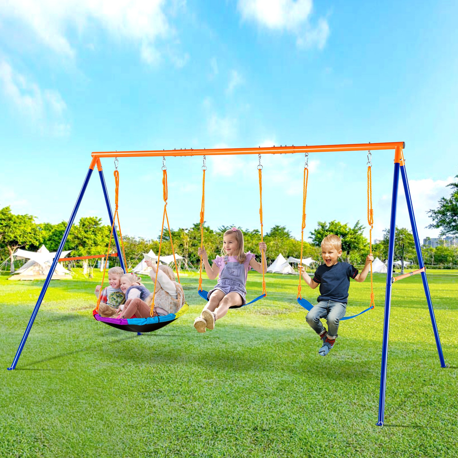 Niños jugando en columpios VEVOR en un parque soleado con césped verde y cielo azul.