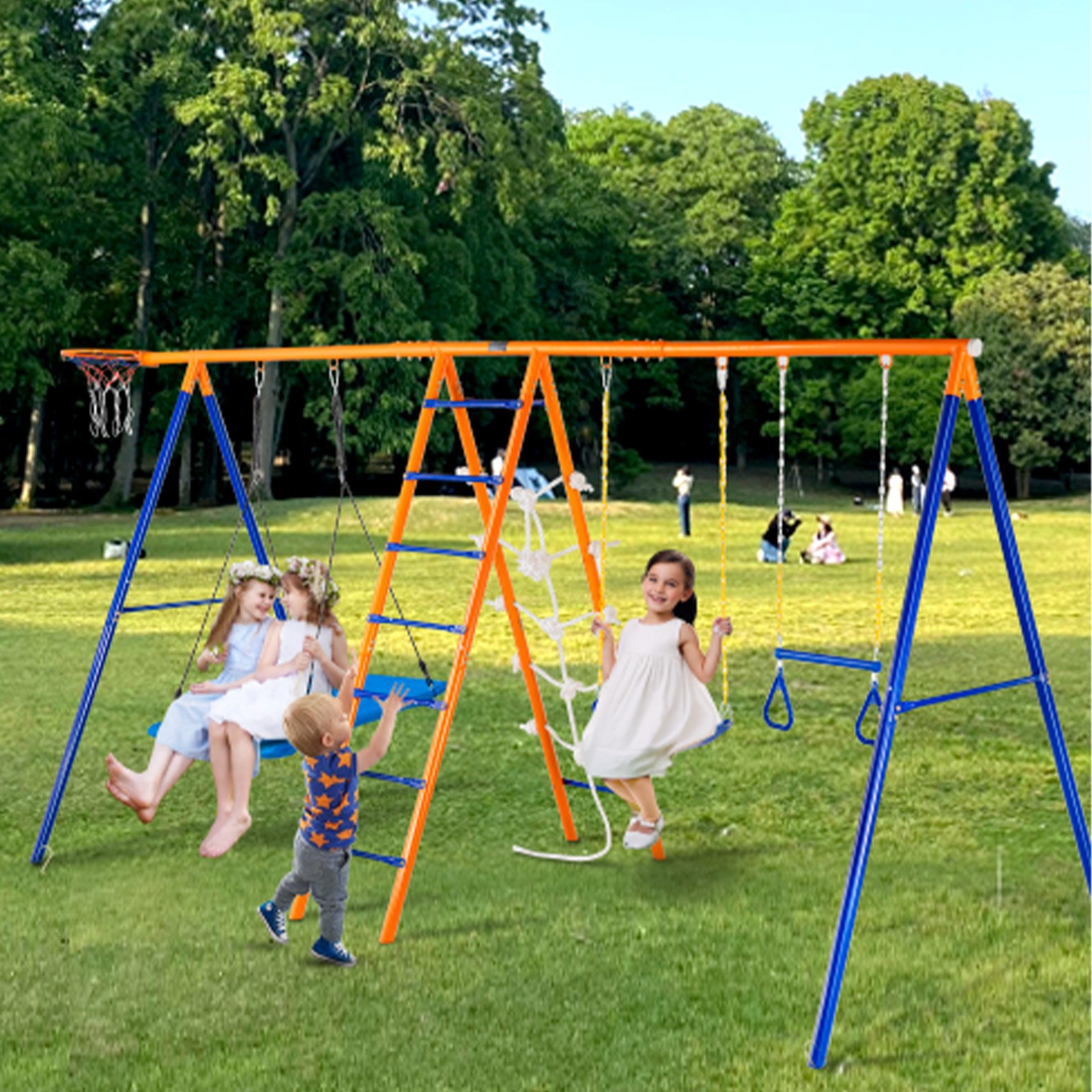 Niños jugando en un columpio VEVOR con tobogán, columpios y aro de baloncesto en un parque.