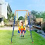 Niño disfrutando de un columpio VEVOR en un jardín trasero con asientos modernos y vegetación pintoresca.