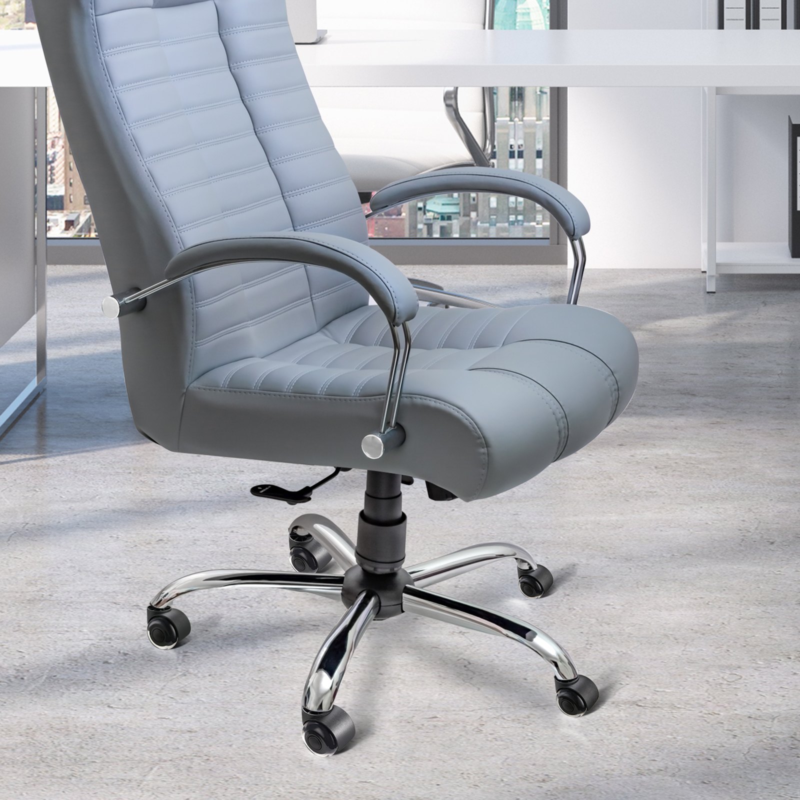 Silla de oficina gris con apoyabrazos y base cromados, con ruedas de silla de oficina VEVOR sobre piso de baldosas.