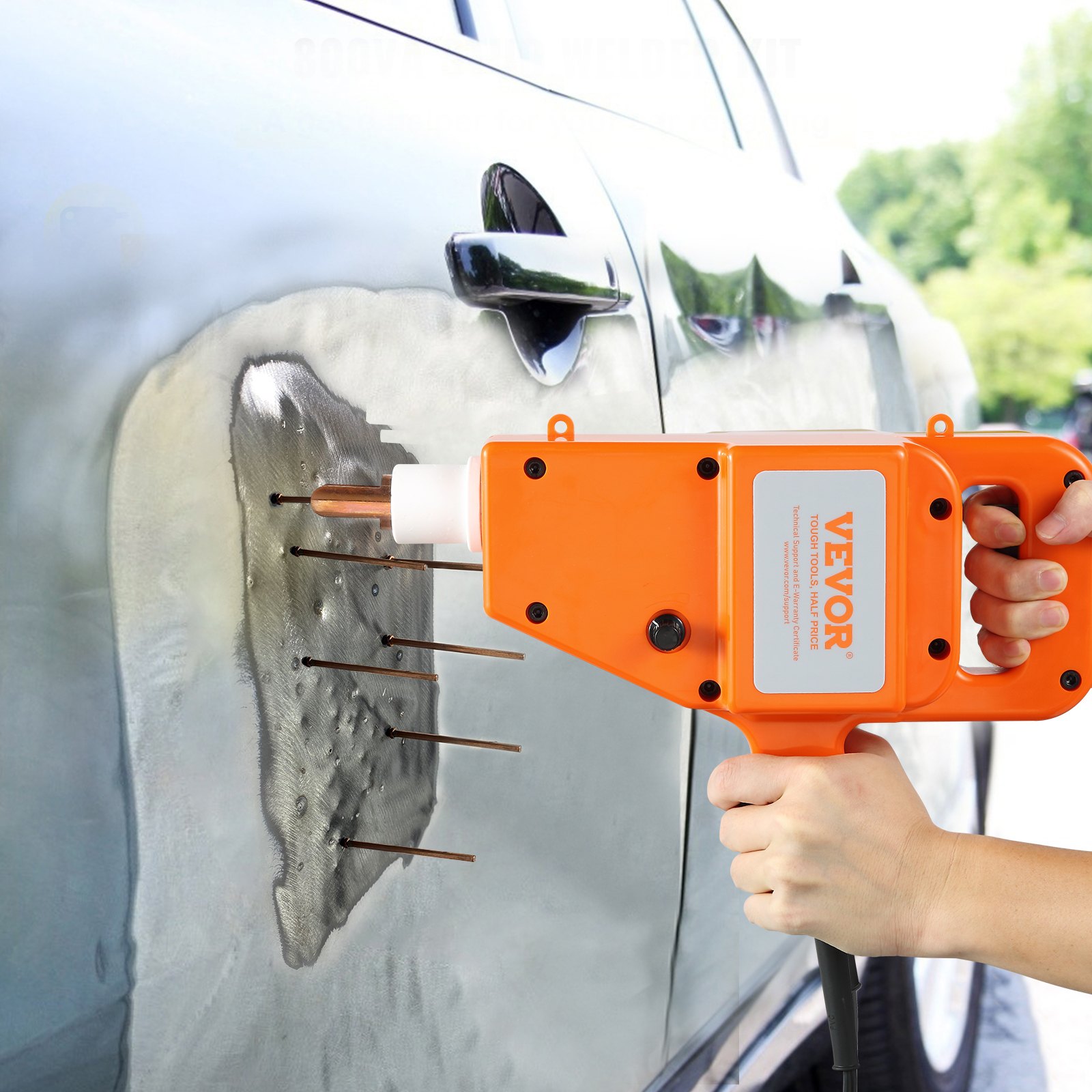 Soldador de pernos VEVOR reparando una puerta de automóvil abollada con pernos metálicos.
