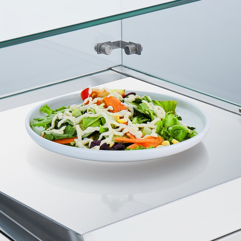 Ensalada fresca en estación de preparación de condimentos refrigerada VEVOR, con protector de vidrio y superficie de acero inoxidable