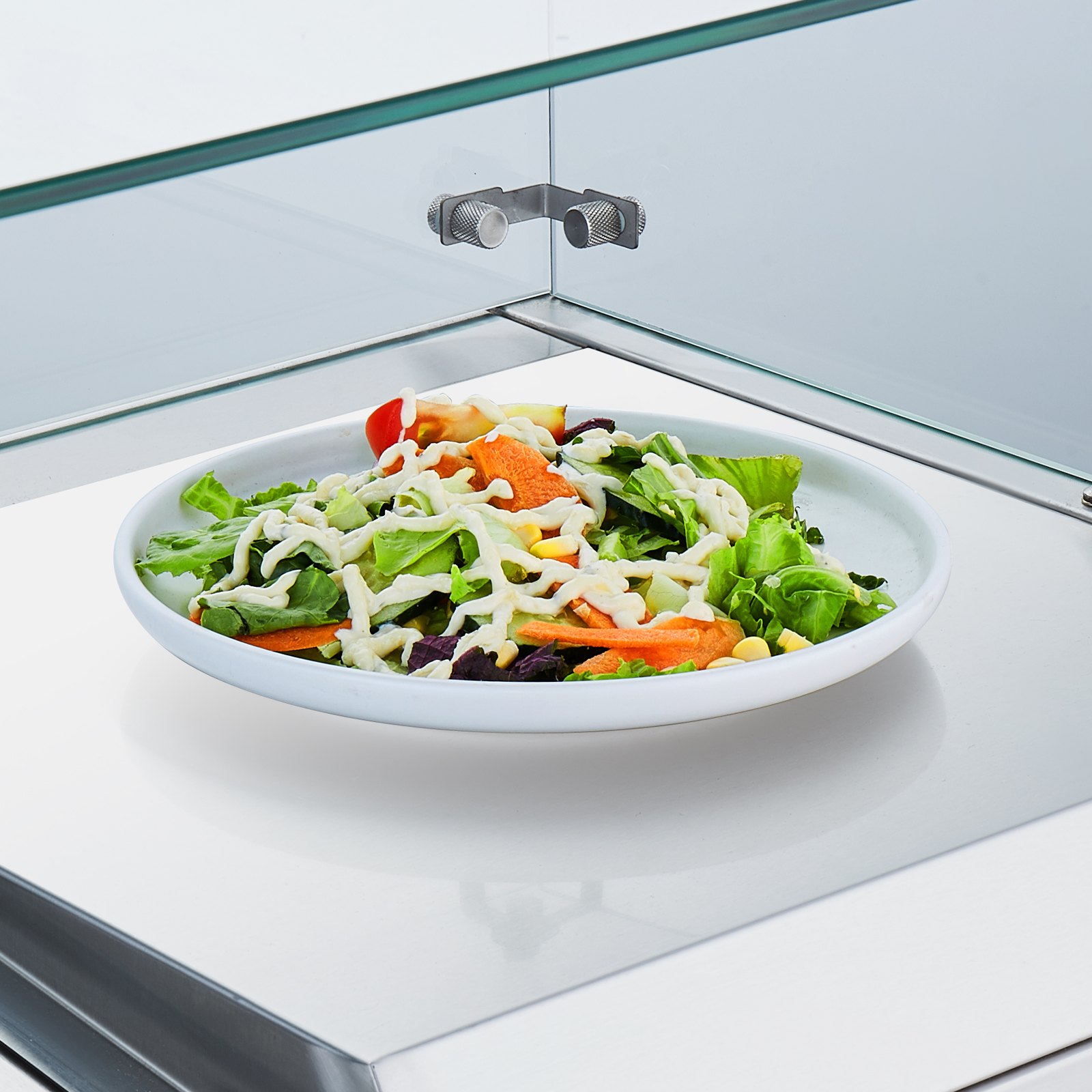Ensalada fresca en estación de preparación de condimentos refrigerada VEVOR, con protector de vidrio y superficie de acero inoxidable