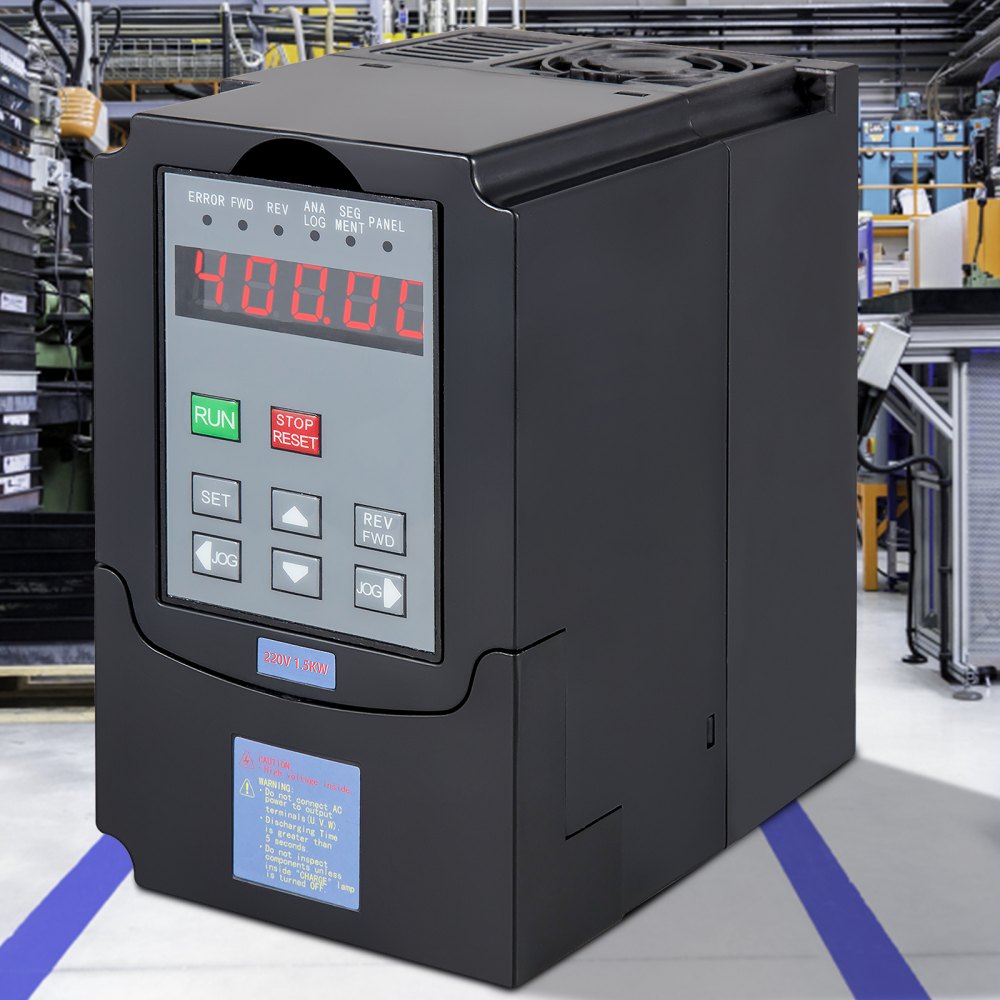 Controlador VFD CNC VEVOR con pantalla digital en un entorno industrial