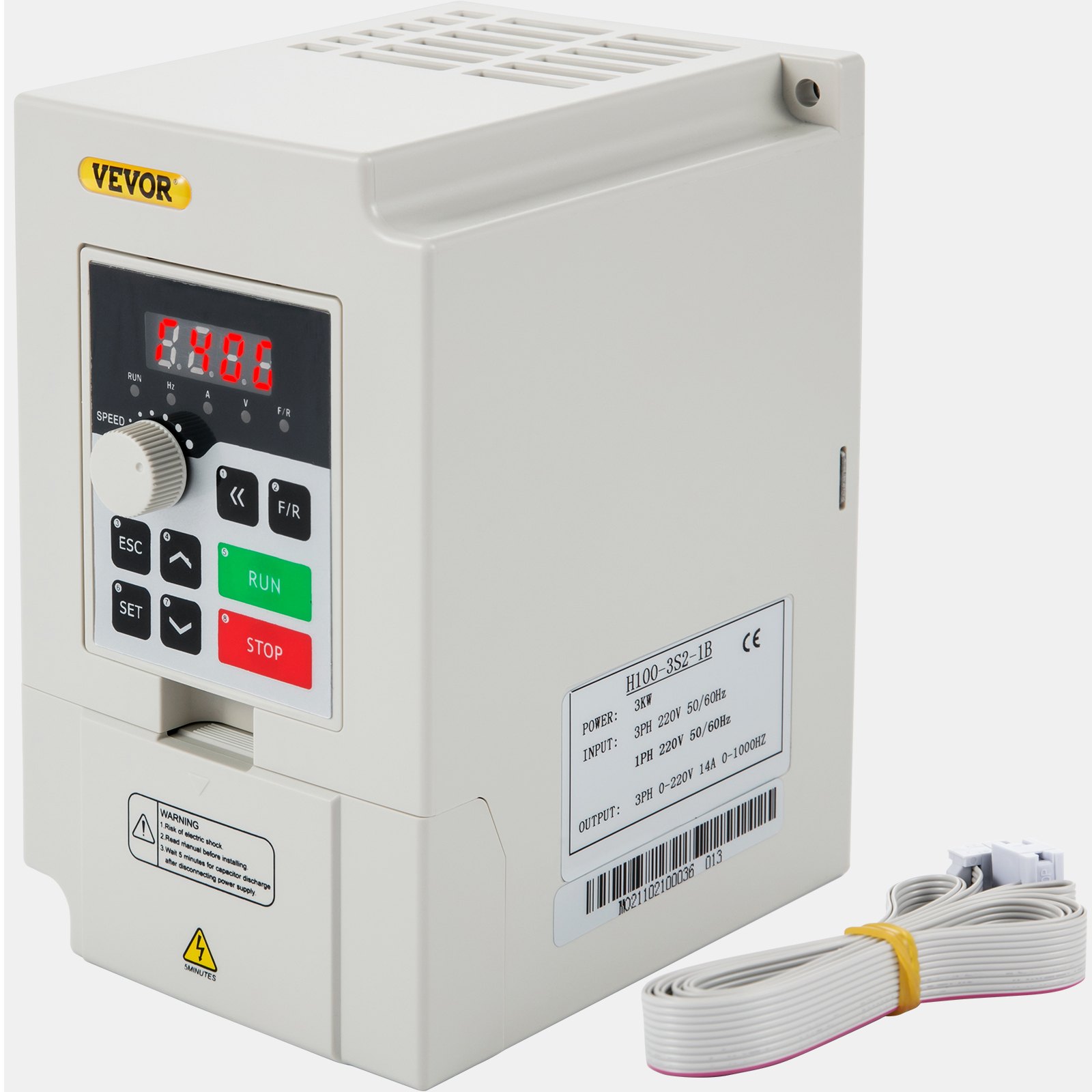 Variador de frecuencia VEVOR con panel de control, pantalla y cable conectado.