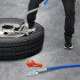 usando la herramienta de montaje y desmontaje de neumáticos VEVOR en un neumático grande sobre un piso de concreto.