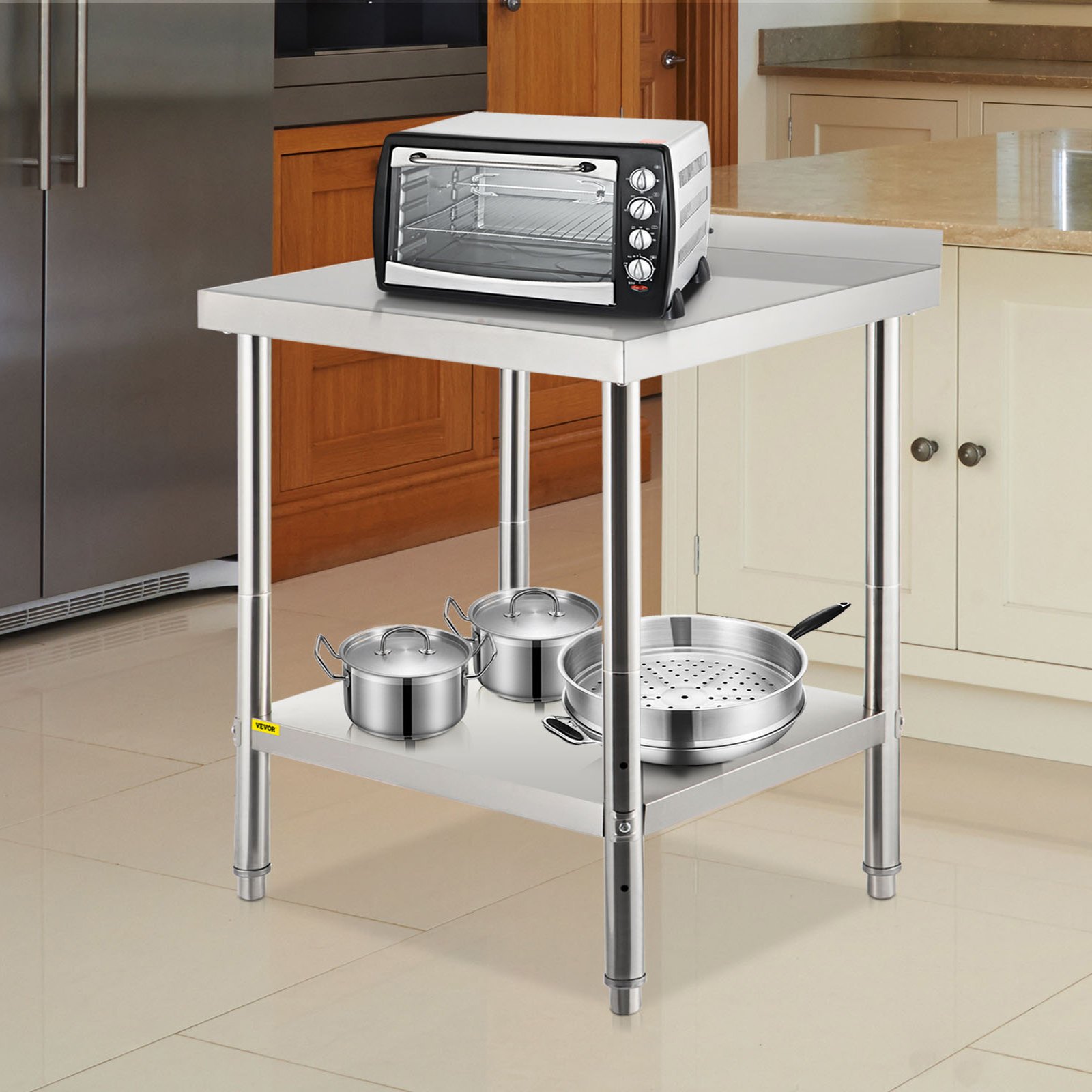Mesa de preparación de acero inoxidable VEVOR con ollas y horno tostador en una cocina.