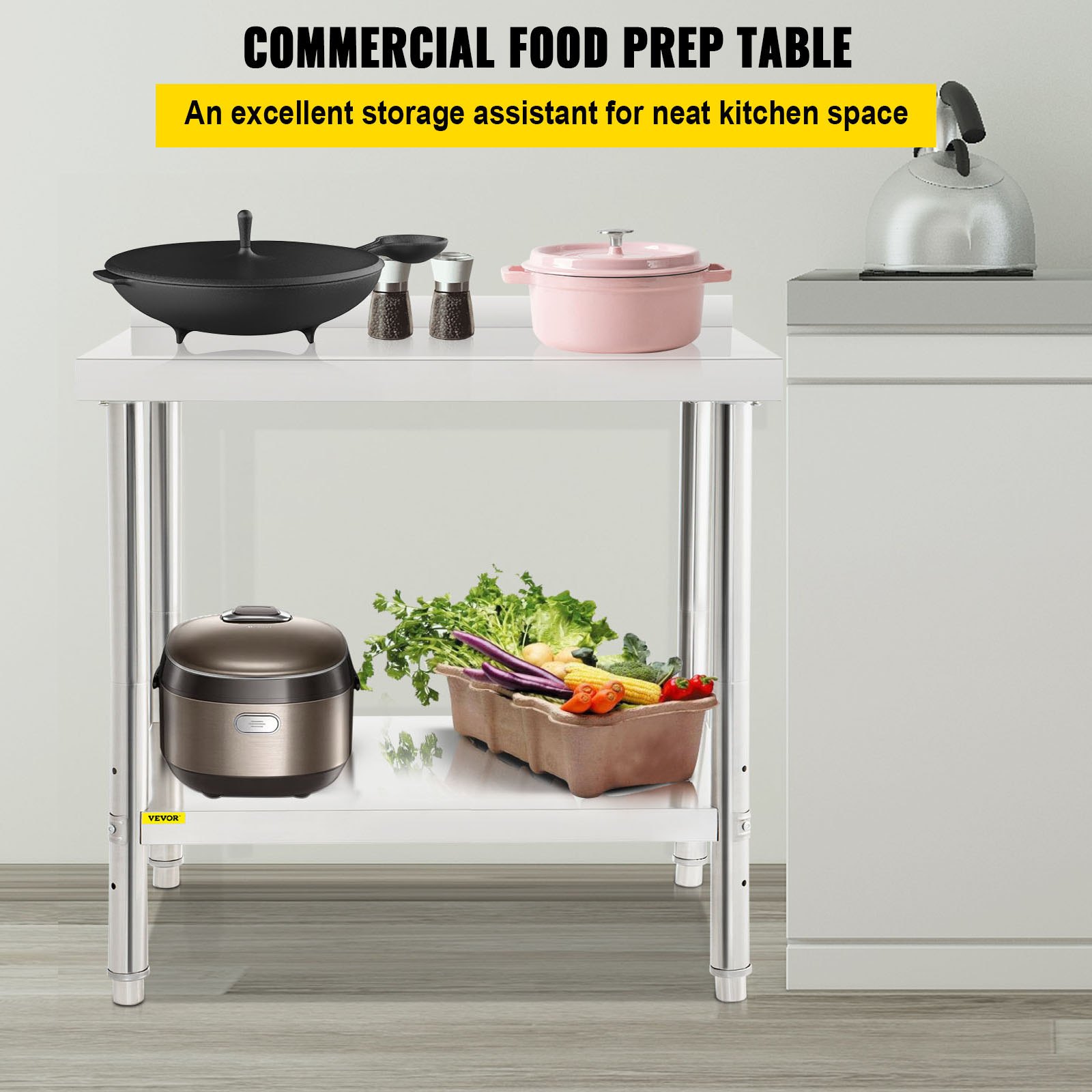 Mesa de preparación de acero inoxidable VEVOR con herramientas de cocina y verduras frescas.