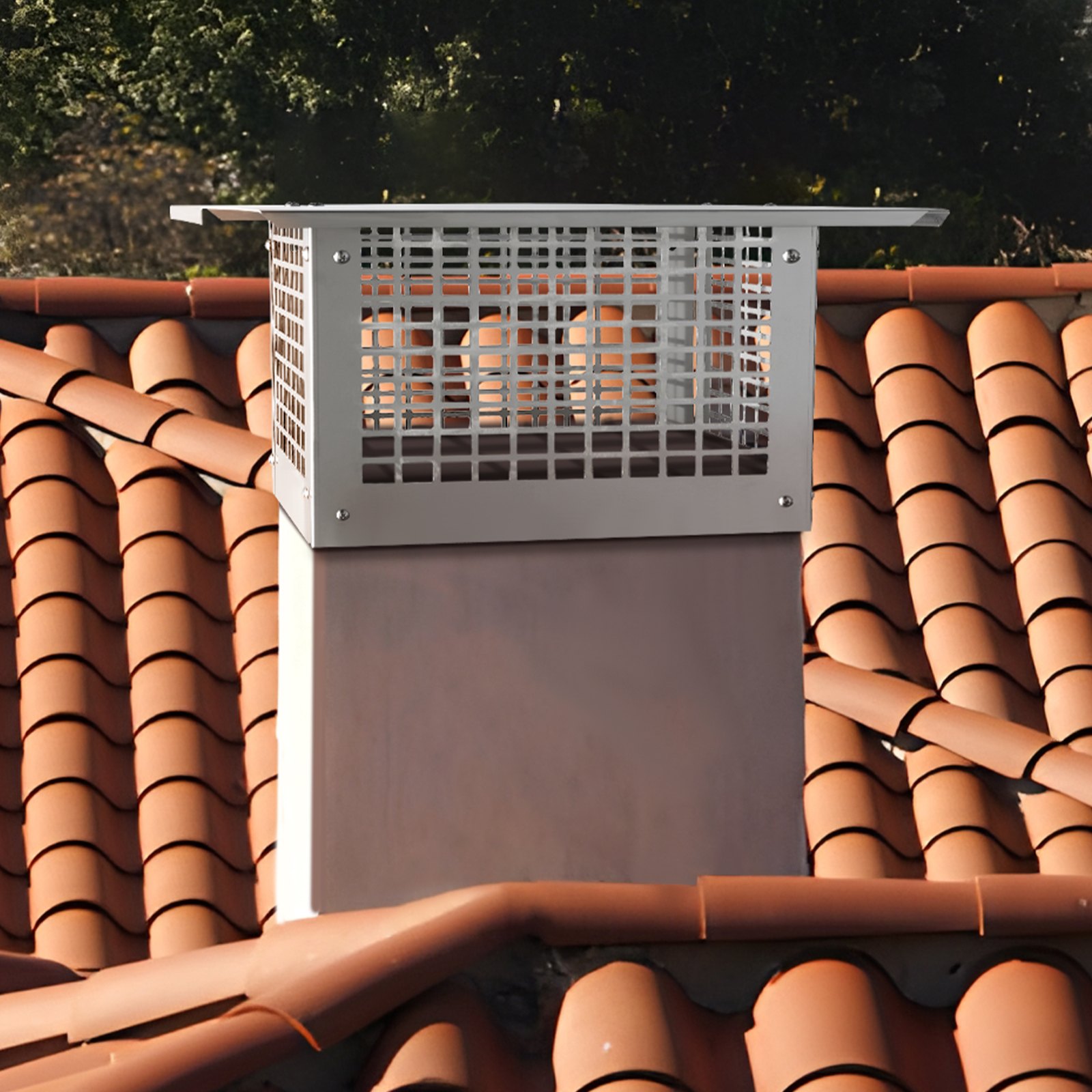 Chimenea VEVOR sobre tejado de tejas con árboles al fondo.