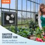 El extractor de aire con persiana VEVOR mejora la ventilación del invernadero con varias plantas en un espacio luminoso y aireado.