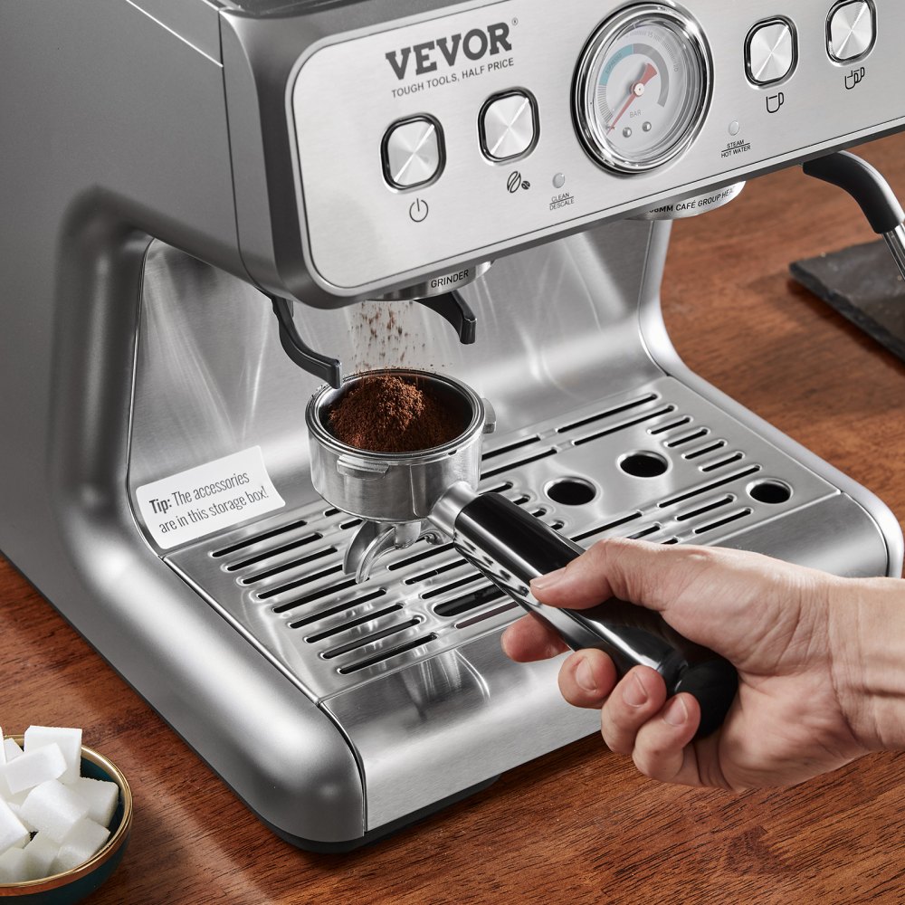 Máquina de café expreso VEVOR con portafiltro que se llena con posos de café y terrones de azúcar sobre una mesa de madera.