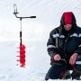 Persona que utiliza la barrena perforadora de hielo VEVOR en un paisaje nevado.