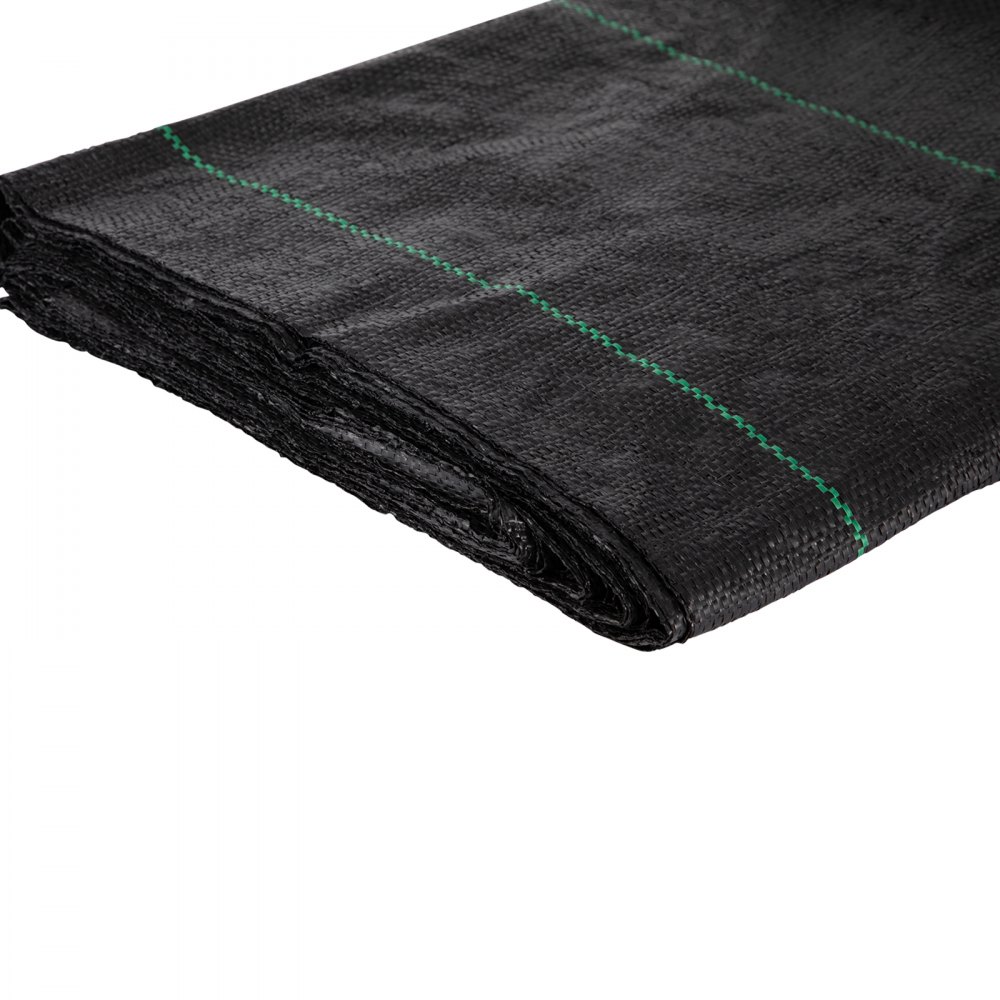 Tejido geotextil VEVOR negro con líneas de costura verdes dobladas sobre un fondo blanco limpio.