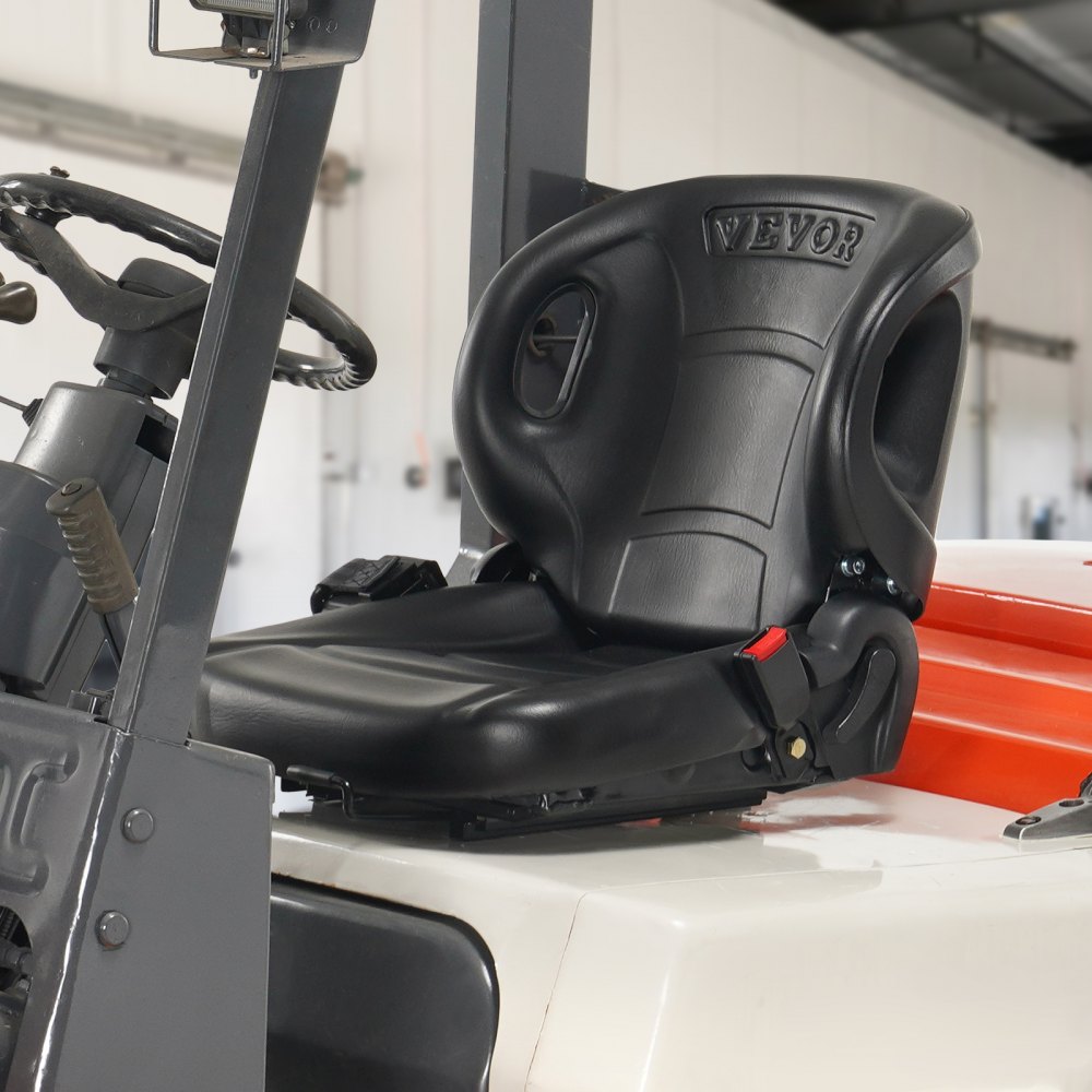 Asiento de carretilla elevadora VEVOR negro instalado en una cabina de carretilla elevadora, diseño ergonómico con reposabrazos laterales.