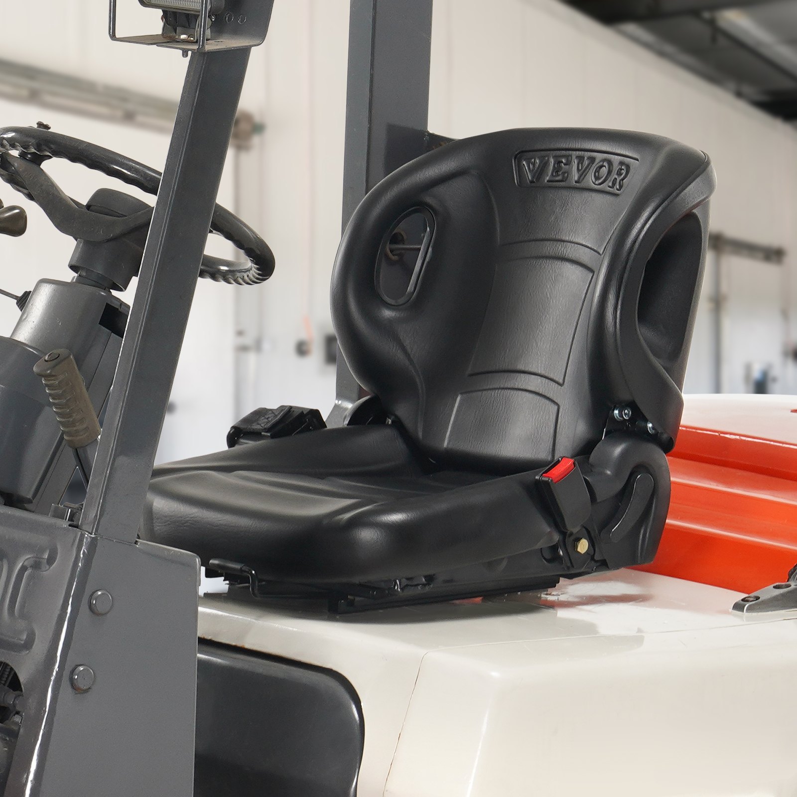 Asiento de carretilla elevadora VEVOR negro instalado en una cabina de carretilla elevadora, diseño ergonómico con reposabrazos laterales.