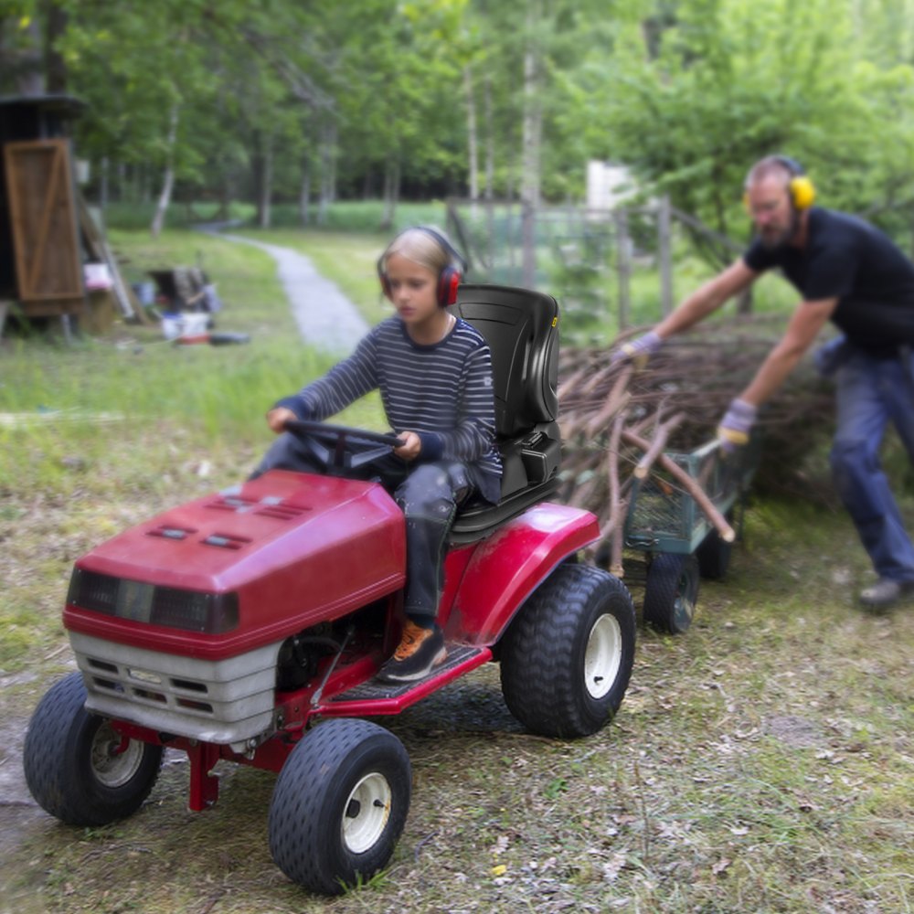 Niño en un cortacésped con asiento de tractor universal VEVOR en una zona boscosa.