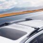 SUV blanco con barras transversales de techo VEVOR, paisaje montañoso al fondo.