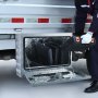 Caja debajo de la carrocería del camión VEVOR en uso, almacenando herramientas y equipos de forma segura debajo de un vehículo.