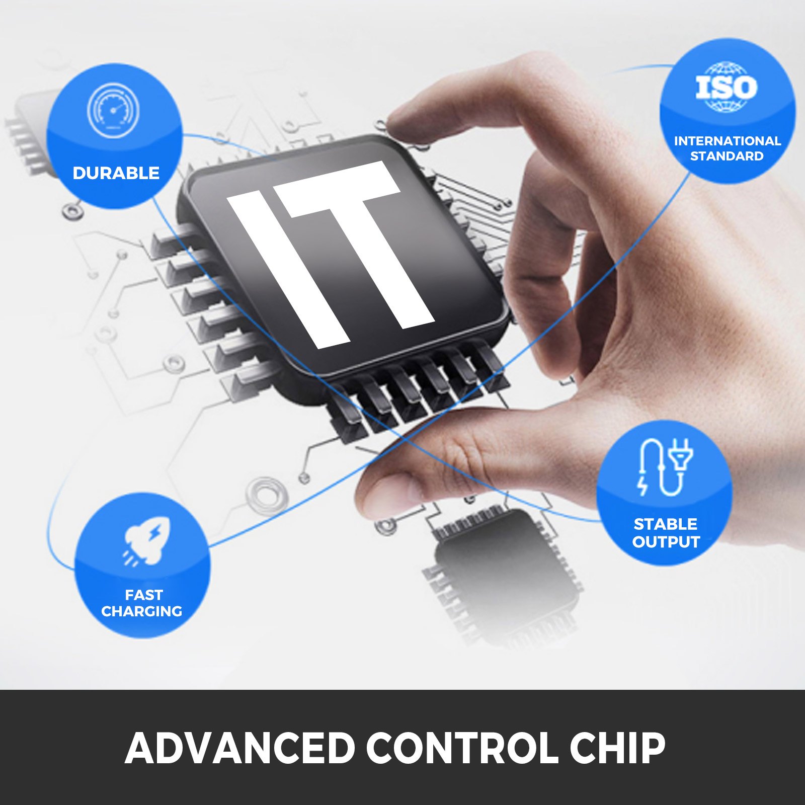Mano que sostiene un chip de control avanzado con el texto &quot;it&quot;, que muestra el cargador de batería del carrito de golf VEVOR.