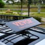Cesta de carga para portaequipajes de techo VEVOR en un vehículo, que muestra el logotipo de la marca en un entorno pintoresco al aire libre.