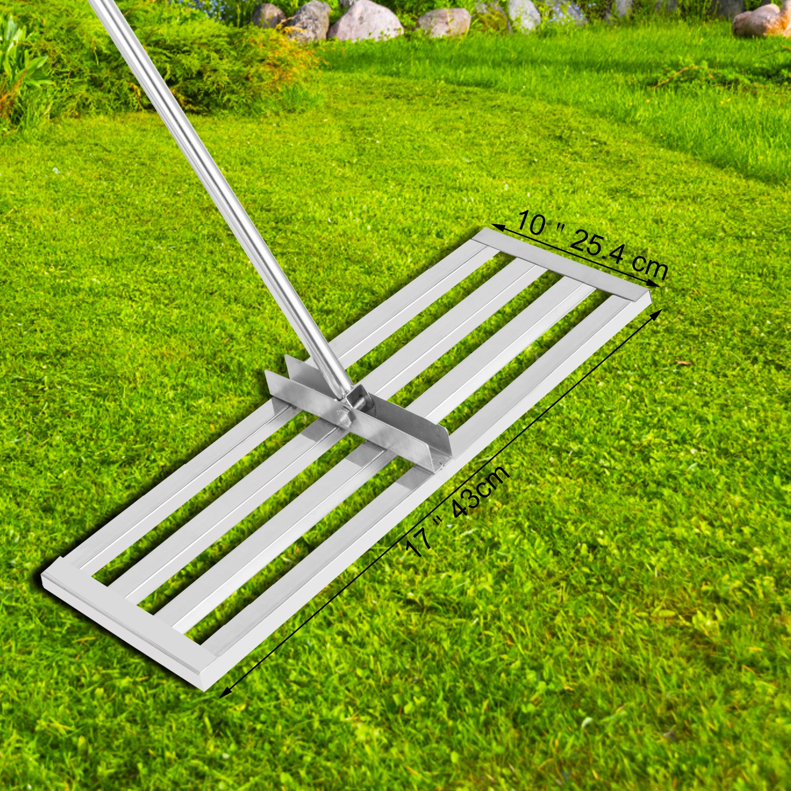 Nivelador de césped VEVOR sobre césped de 17 x 10 pulgadas.
