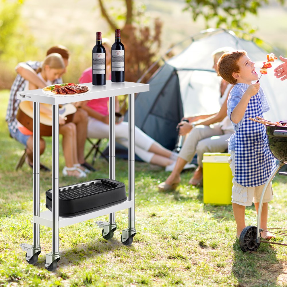 Niños junto a una parrilla al aire libre con una mesa de trabajo de acero inoxidable VEVOR sosteniendo dos botellas de vino y un plato.
