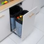 Bote de basura extraíble VEVOR debajo del fregadero con compartimentos dobles y frutas en la encimera.