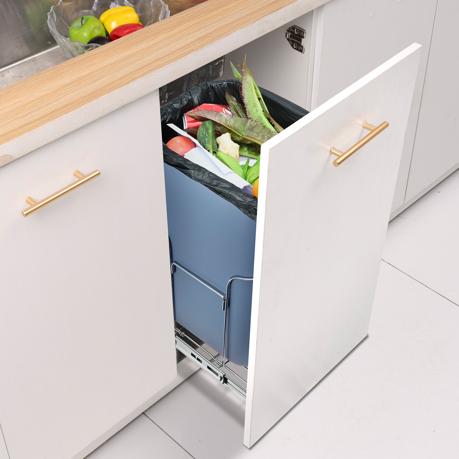 Mueble de cocina abierto que revela un bote de basura extraíble VEVOR lleno de verduras variadas.
