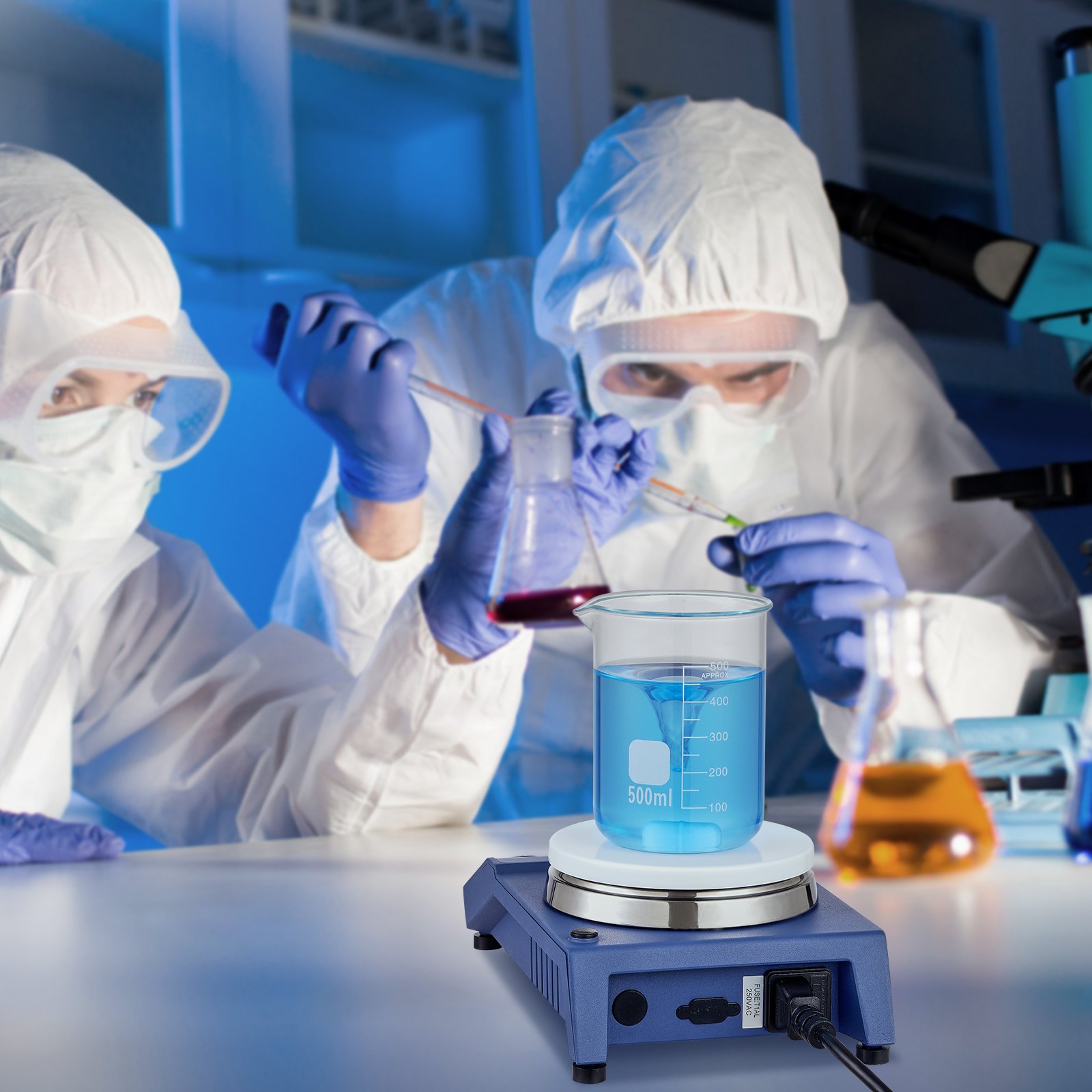 Científicos con equipo de protección utilizan el agitador magnético VEVOR con un vaso de precipitados de 500 ml en un laboratorio.