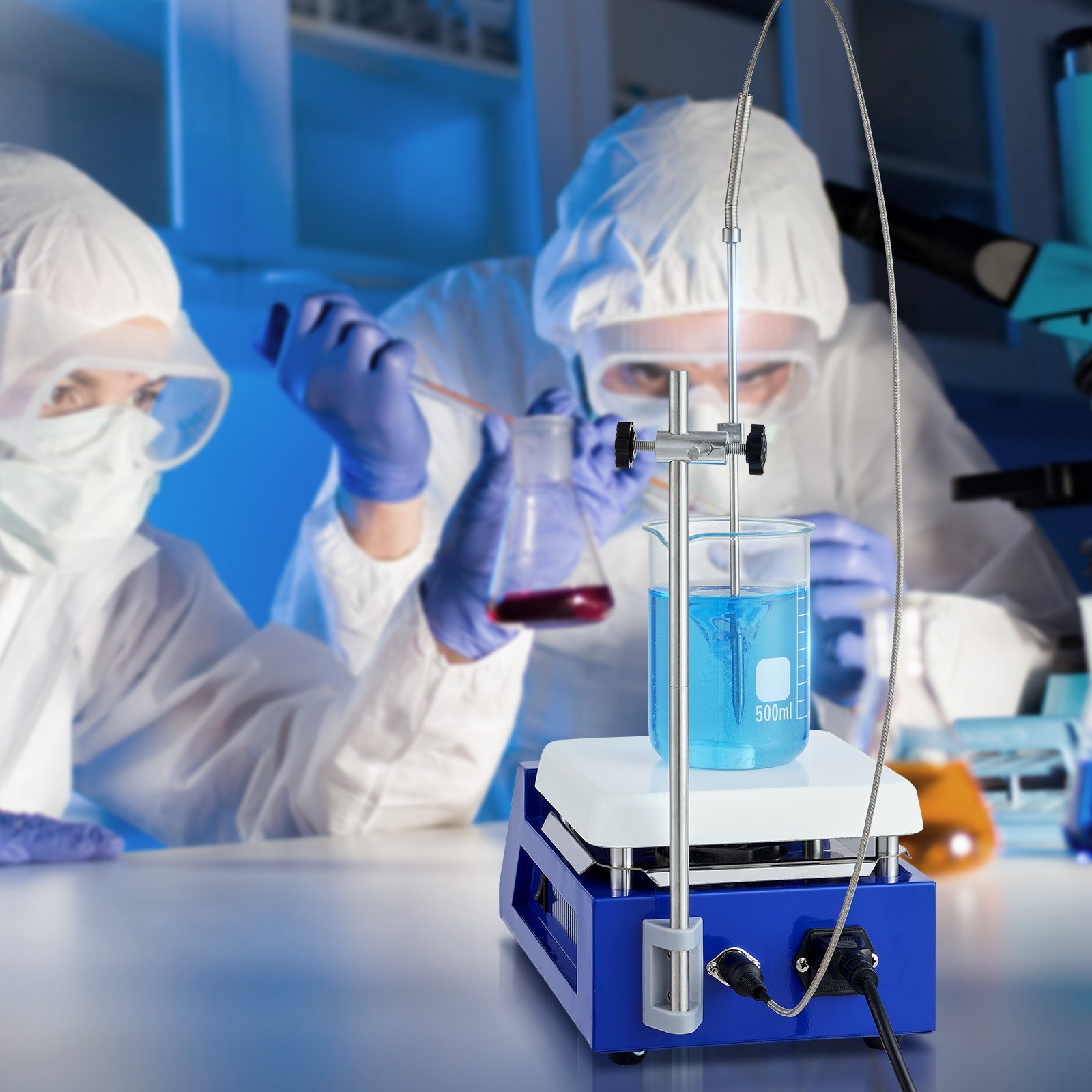Científicos que utilizan una placa calefactora agitadora magnética VEVOR en un laboratorio, mezclando líquidos para un experimento.