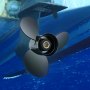 Hélice fueraborda VEVOR en configuración submarina unida al motor del barco, primer plano.