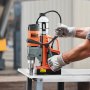 Taladro magnético VEVOR en un entorno de taller industrial.