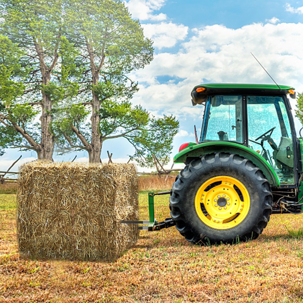 Tractor levantando pacas de heno utilizando una lanza de heno VEVOR en un campo soleado.