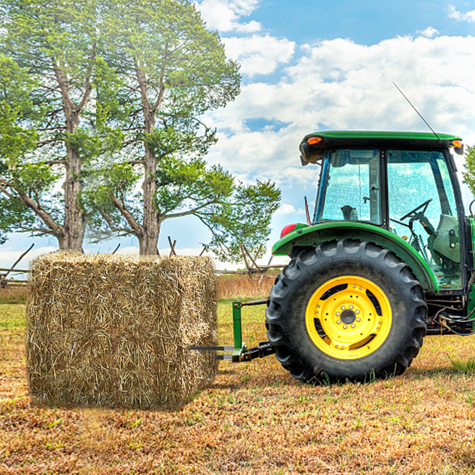 Tractor levantando pacas de heno utilizando una lanza de heno VEVOR en un campo soleado.