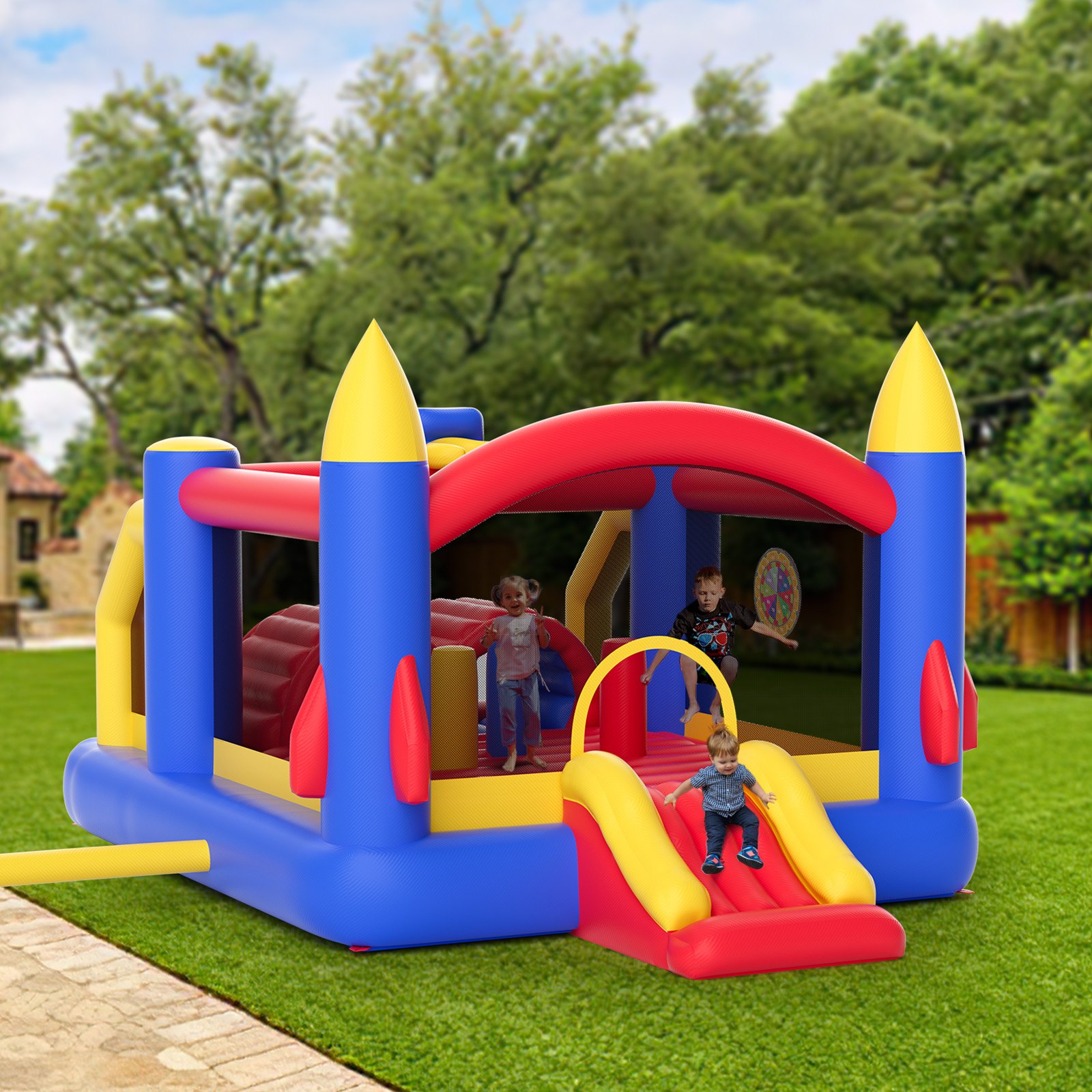 Casa inflable VEVOR colorida con tobogán y niños jugando en un vibrante entorno de patio trasero.