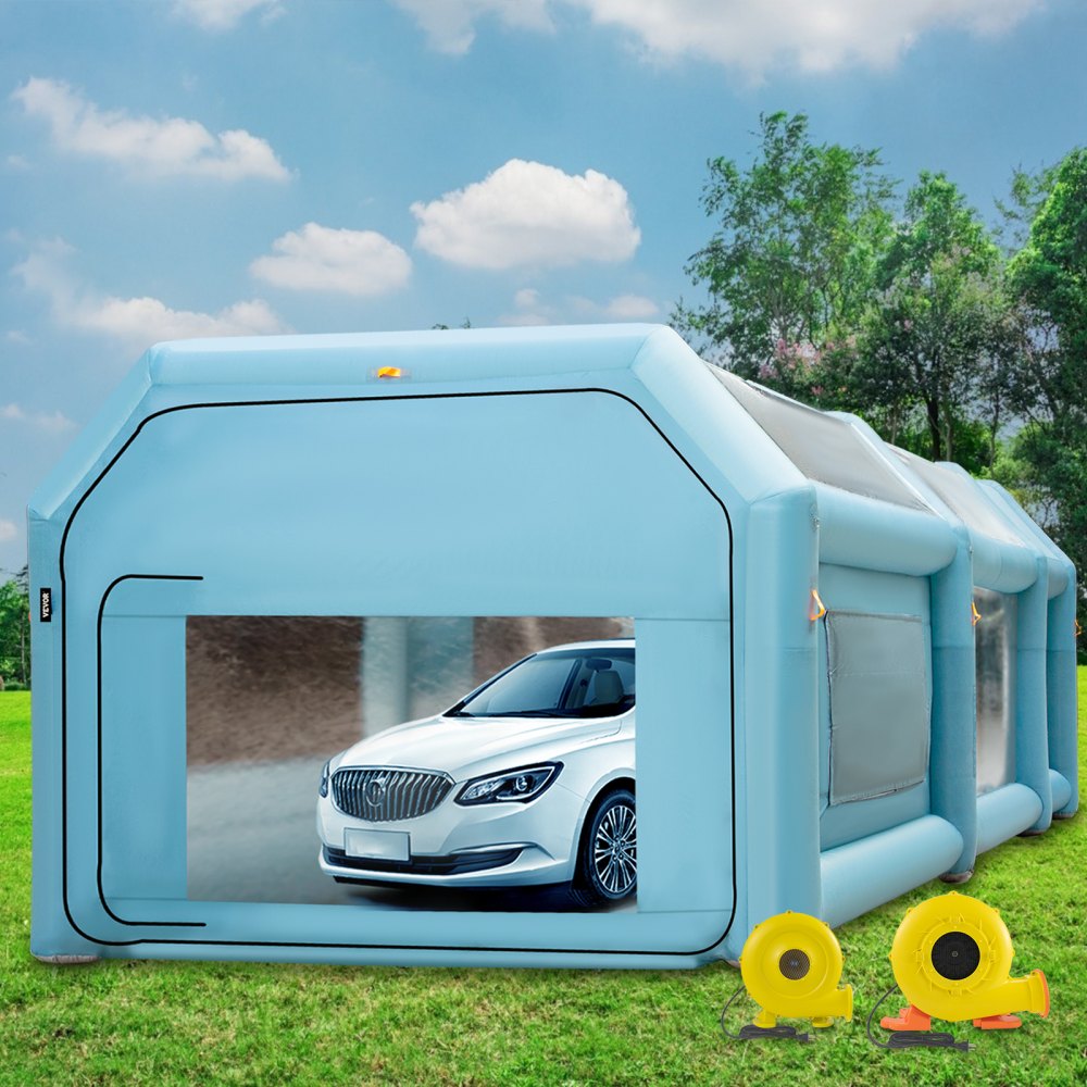 Cabina de pintura inflable VEVOR con un automóvil blanco en el interior sobre un campo de césped.