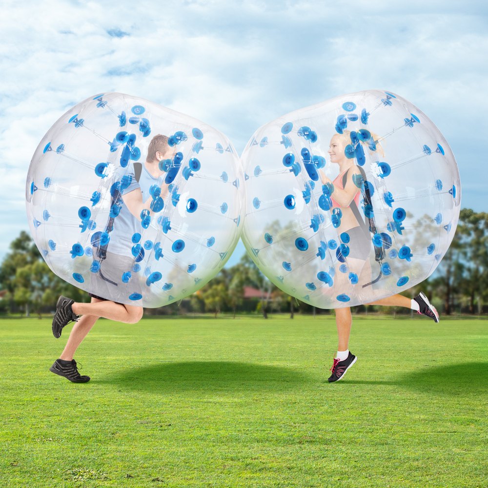Dos personas chocando dentro de pelotas de choque inflables transparentes VEVOR en un campo de hierba bajo un cielo despejado.