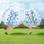 Dos personas chocando dentro de pelotas de choque inflables transparentes VEVOR en un campo de hierba bajo un cielo despejado.