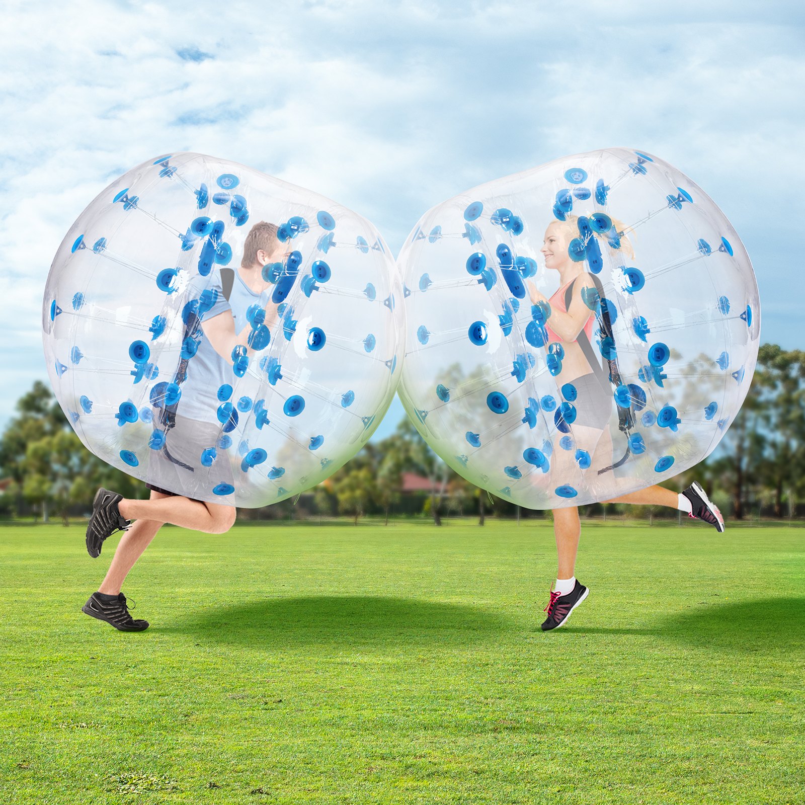 Dos personas chocando dentro de pelotas de choque inflables transparentes VEVOR en un campo de hierba bajo un cielo despejado.