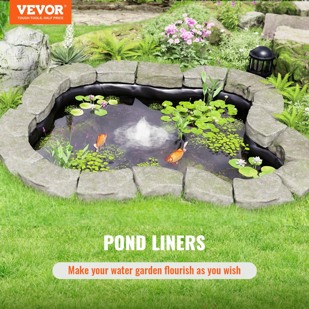 Revestimiento de estanque VEVOR en un estanque de jardín con borde de piedra, plantas, peces y una fuente.