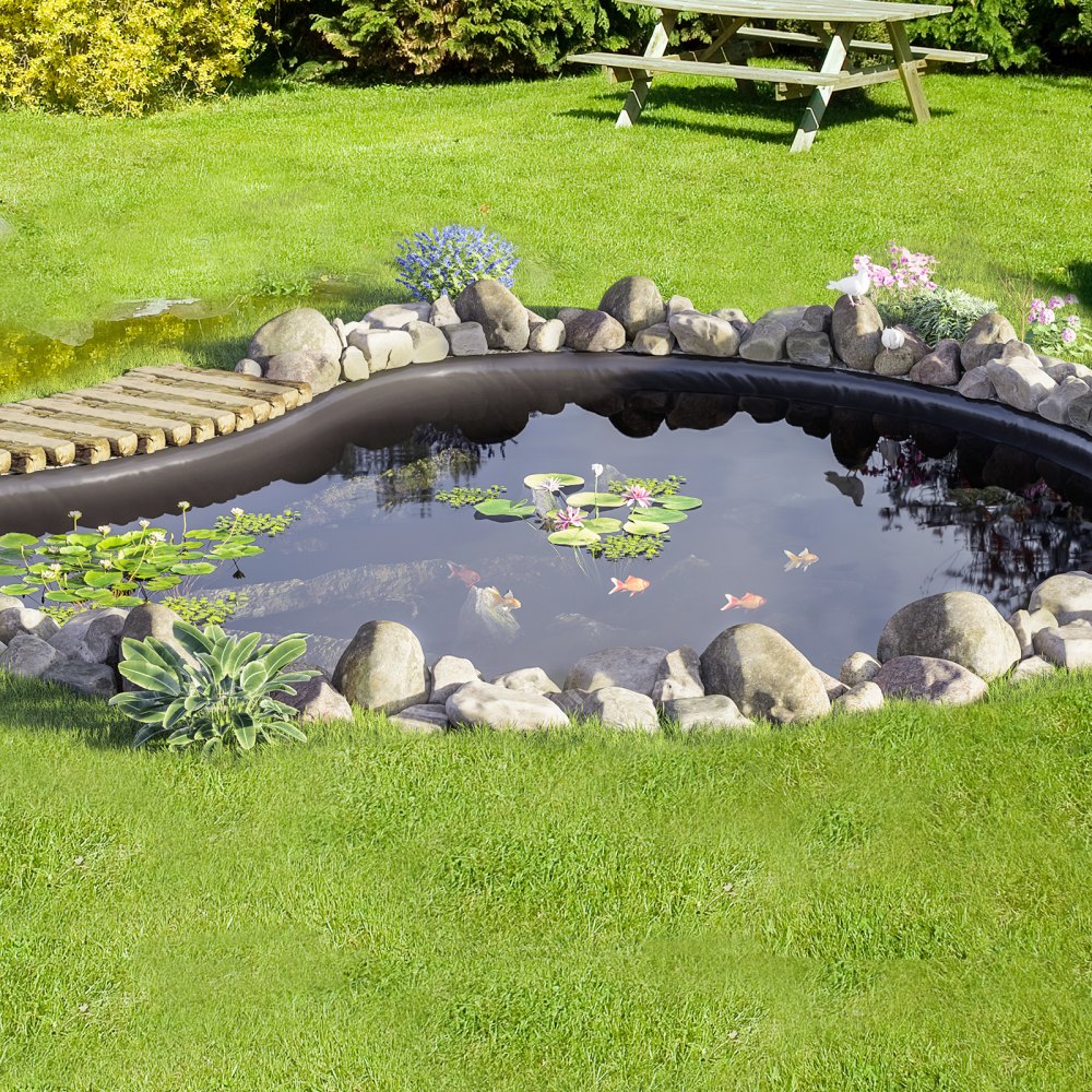Estanque de patio trasero con nenúfares, peces, rocas y puente de madera, con revestimiento de estanque VEVOR.