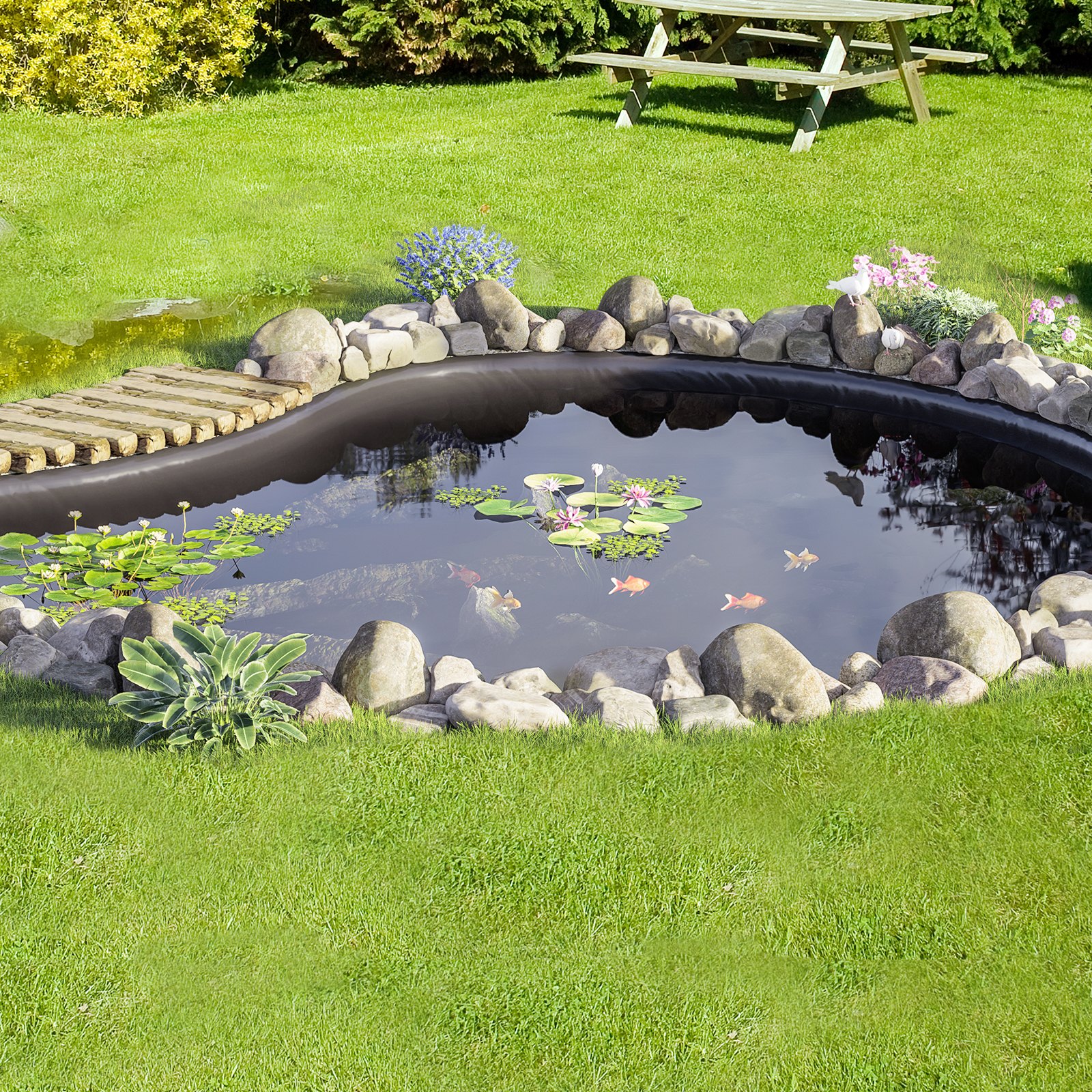 Estanque de patio trasero con nenúfares, peces, rocas y puente de madera, con revestimiento de estanque VEVOR.