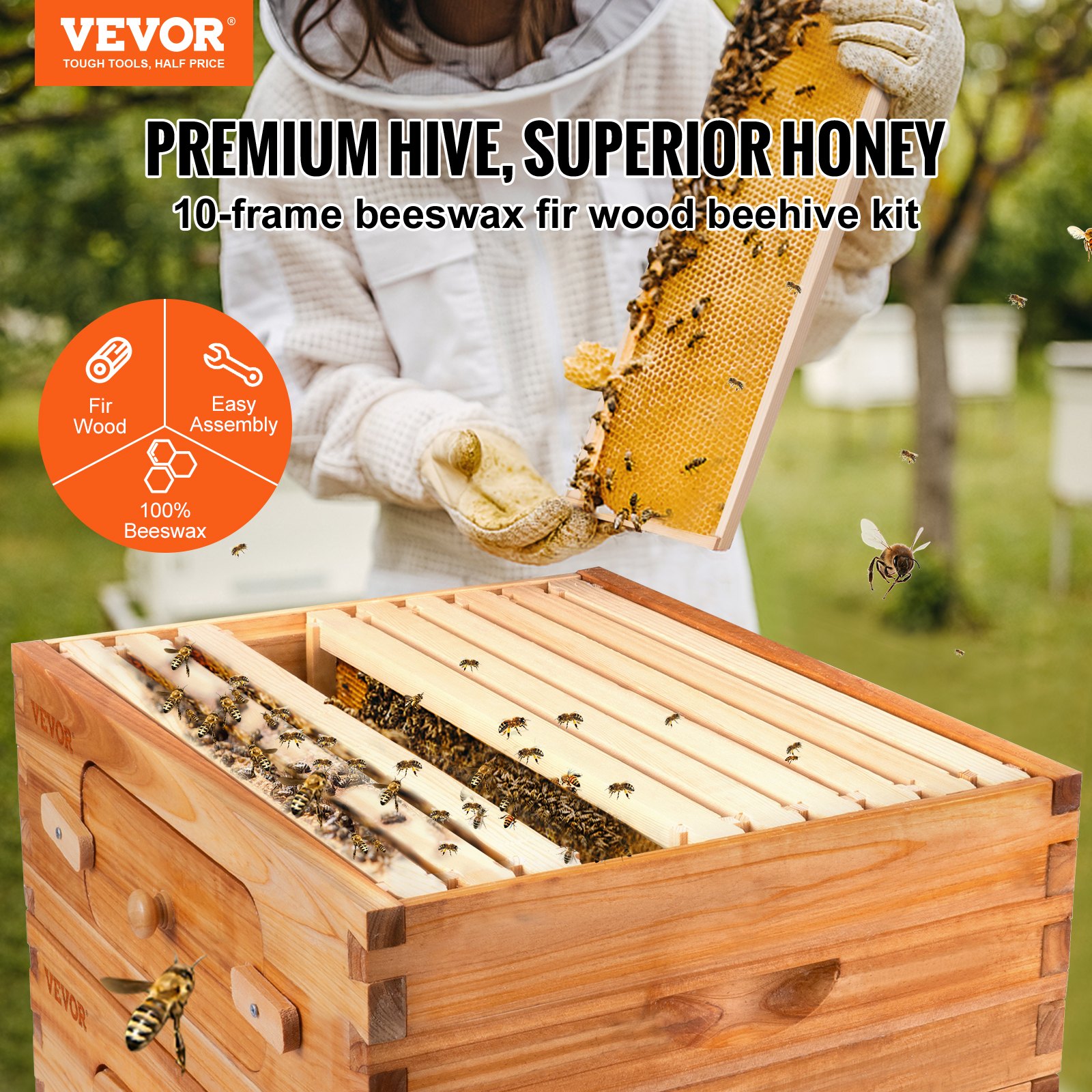 Apicultor sosteniendo un panal junto a un kit de caja de colmena VEVOR en un jardín, mostrando abejas y marcos de colmena.