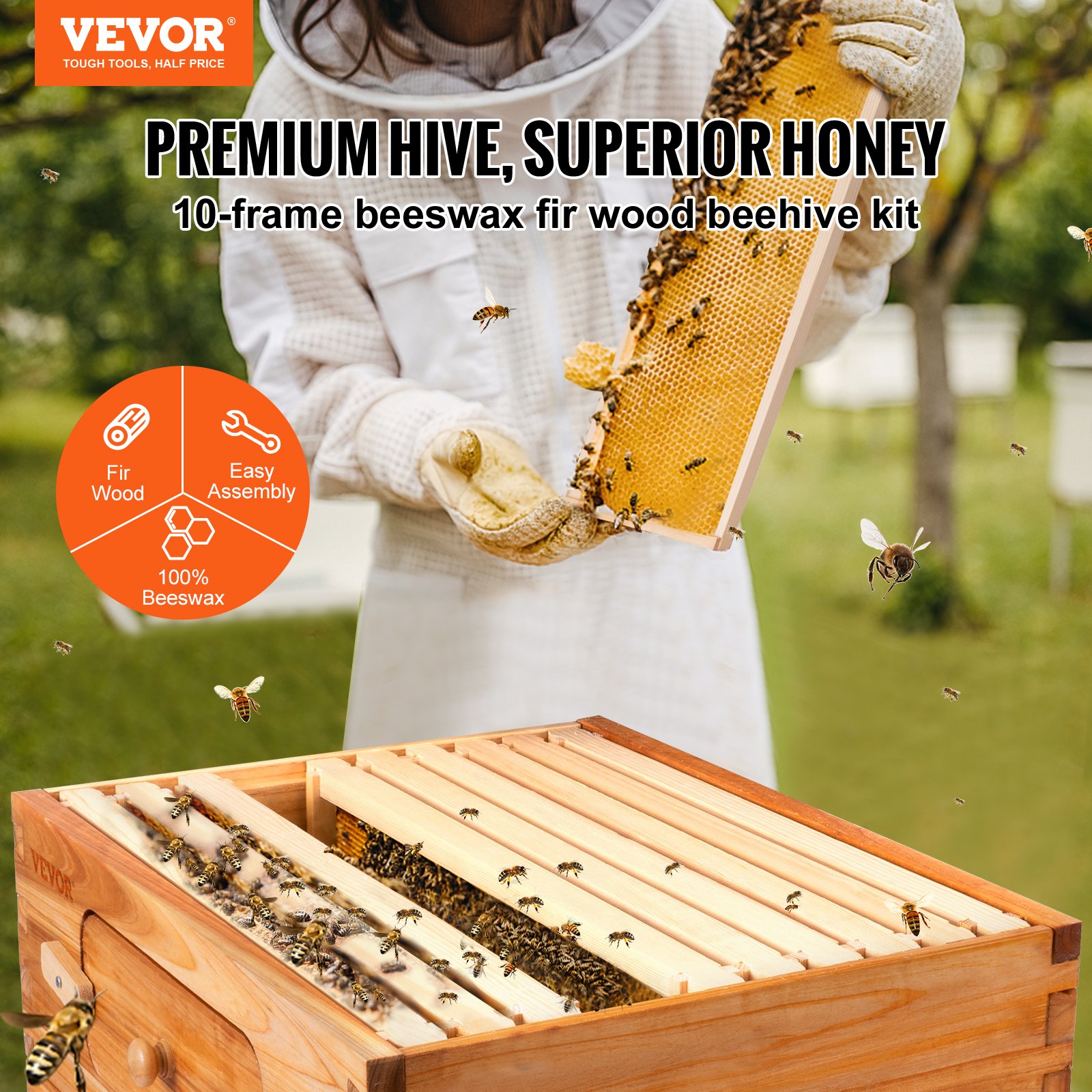 Apicultor sosteniendo un marco de panal al lado del kit de colmena VEVOR con abejas zumbando alrededor.