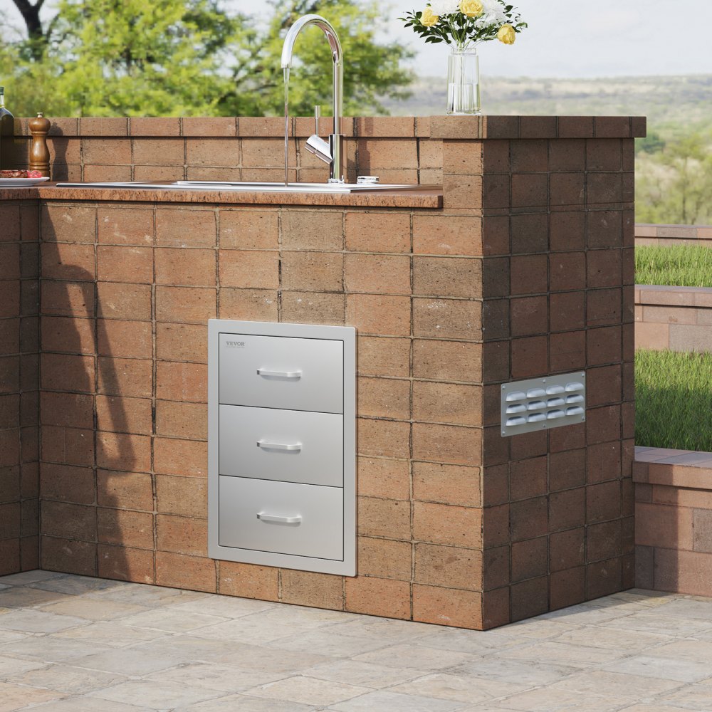 Cocina exterior con cómoda de acero inoxidable VEVOR y fregadero moderno sobre encimera de ladrillo.