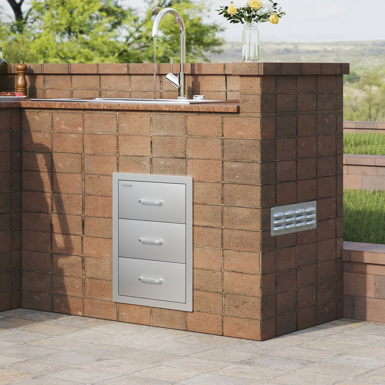 Cocina exterior con cómoda de acero inoxidable VEVOR y fregadero moderno sobre encimera de ladrillo.
