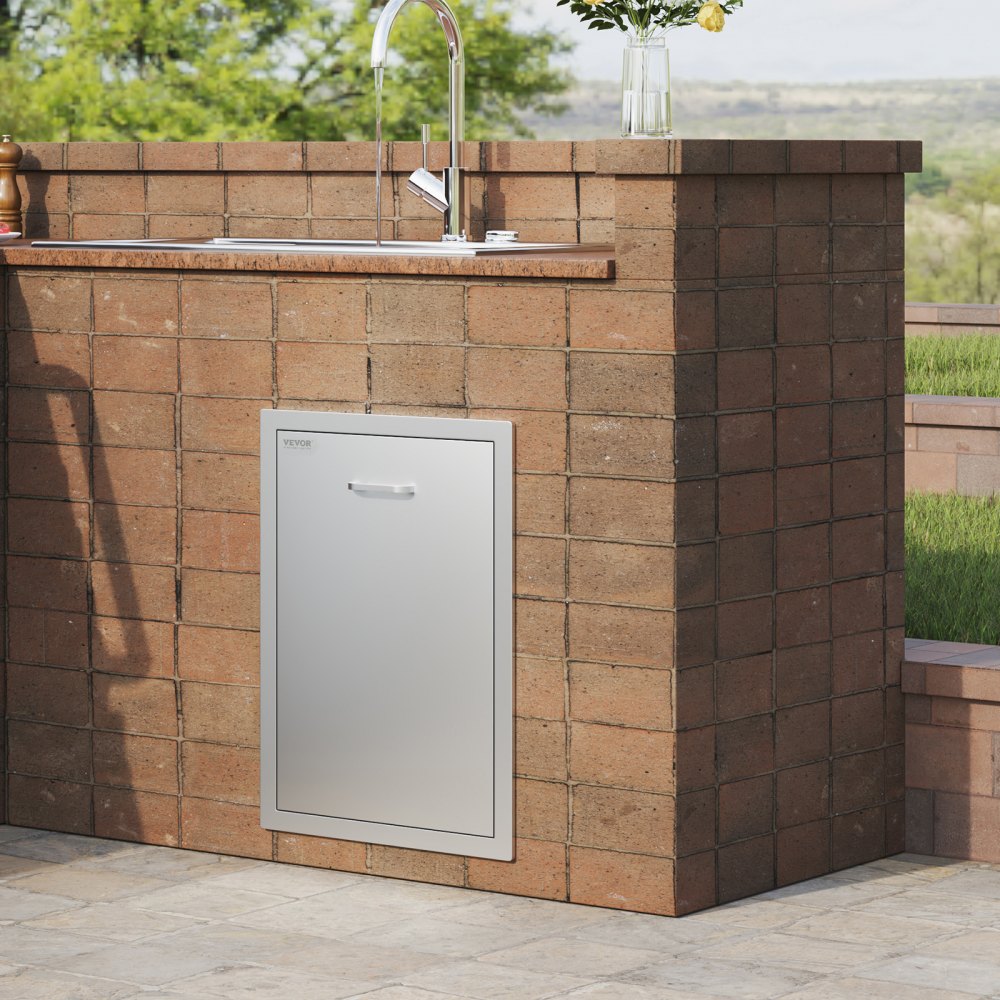 Cocina al aire libre con cajón de basura extraíble VEVOR en gabinetes de ladrillo debajo del fregadero de acero inoxidable.