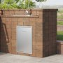 Cocina al aire libre con cajón de basura extraíble VEVOR en gabinetes de ladrillo debajo del fregadero de acero inoxidable.